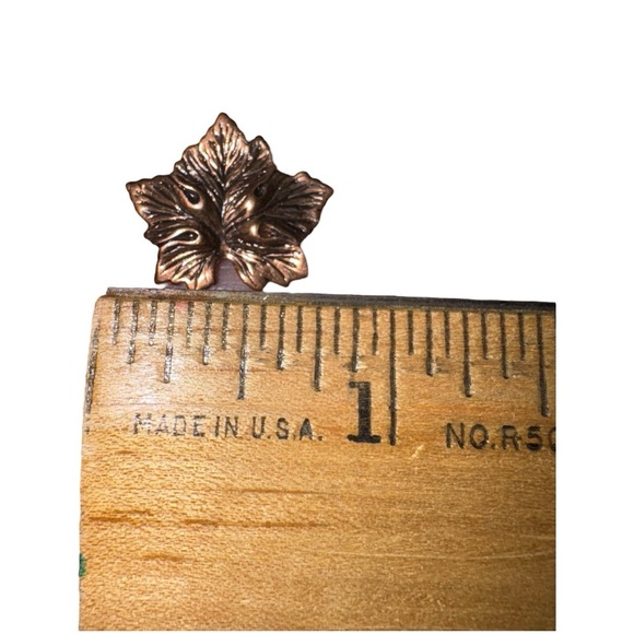 Leaf post earrings brass colored textured multi-dimensional - Picture 3 of 3